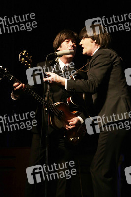 Steve White als Paul McCartney, Craig Gamble als George Harrison