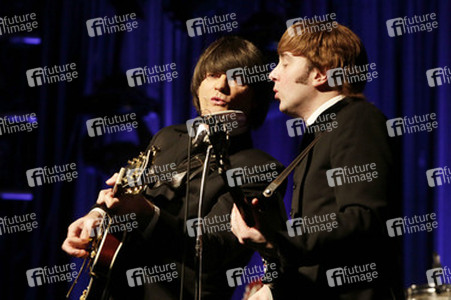 Craig Gamble als George Harrison, Paul Tudhope als John Lennon