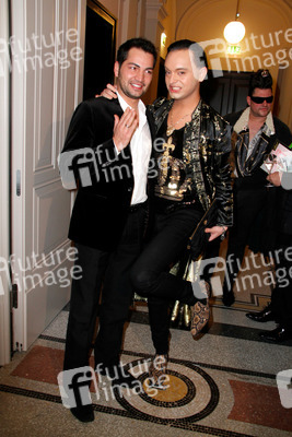 Bülent Sharif, Julian F.M. Stoeckel