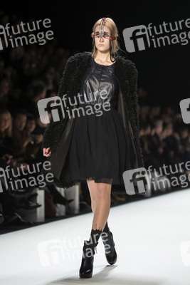 Rebekka Ruétz Model