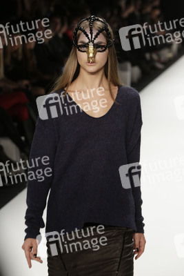 Rebekka Ruétz Model