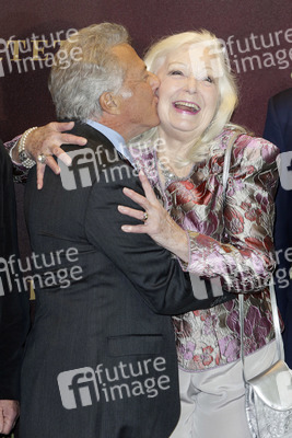 Dustin Hoffman, Gwyneth Jones