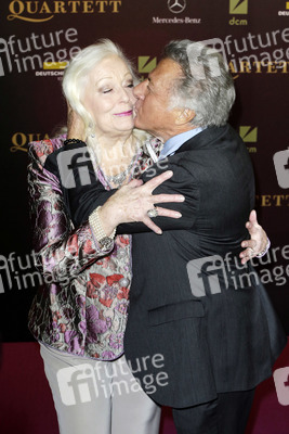 Gwyneth Jones, Dustin Hoffman