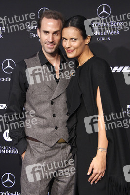 Joseph Fiennes, Maria Dolores Dieguéz