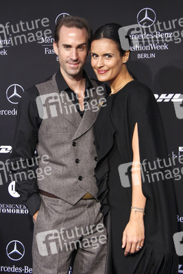 Joseph Fiennes, Maria Dolores Dieguéz