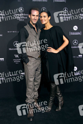 Joseph Fiennes, Maria Dolores Dieguéz