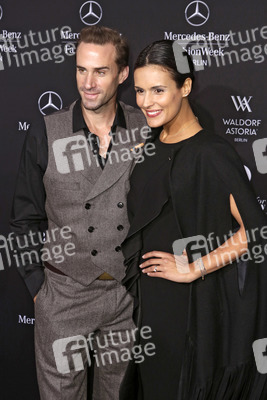 Joseph Fiennes, Maria Dolores Dieguéz