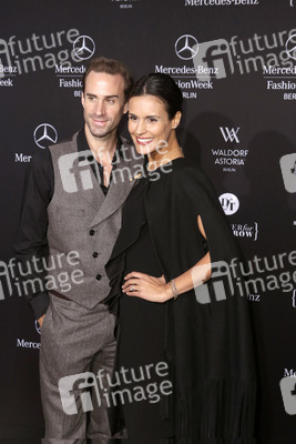 Joseph Fiennes, Maria Dolores Dieguéz
