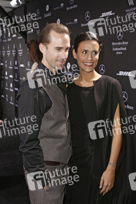 Joseph Fiennes, Maria Dolores Dieguéz