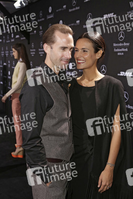 Joseph Fiennes, Maria Dolores Dieguéz