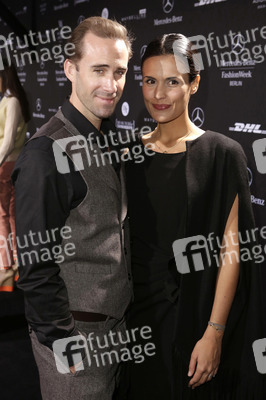 Joseph Fiennes, Maria Dolores Dieguéz