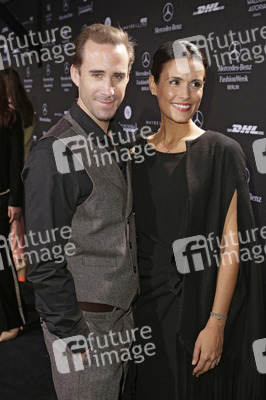 Joseph Fiennes, Maria Dolores Dieguéz