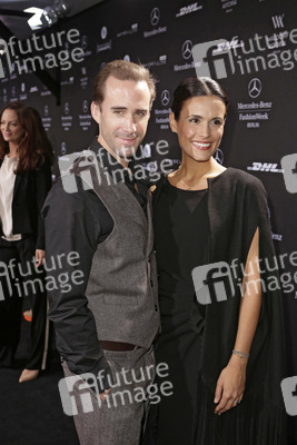 Joseph Fiennes, Maria Dolores Dieguéz