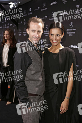 Joseph Fiennes, Maria Dolores Dieguéz