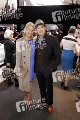 Gedeon Burkhard mit Freundin Anika Bormann