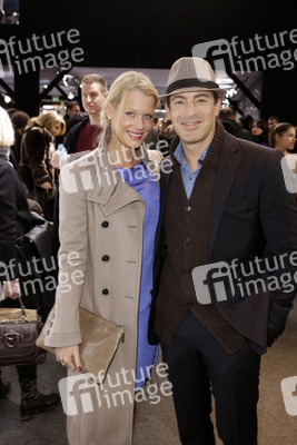 Gedeon Burkhard mit Freundin Anika Bormann