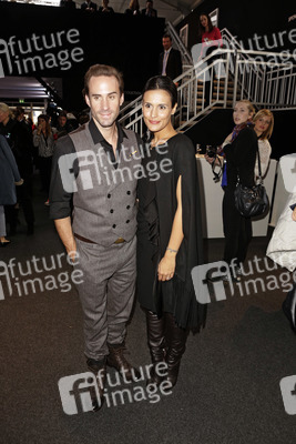 Joseph Fiennes, Maria Dolores Dieguéz