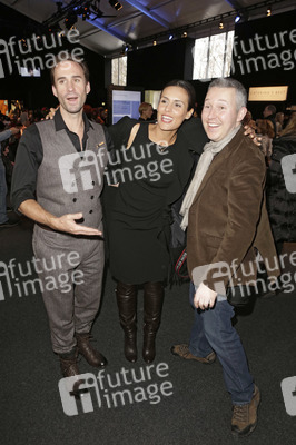 Joseph Fiennes, Maria Dolores Diéguez mit Pressfotografen