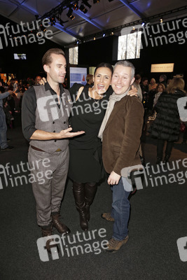 Joseph Fiennes, Maria Dolores Diéguez mit Pressfotografen