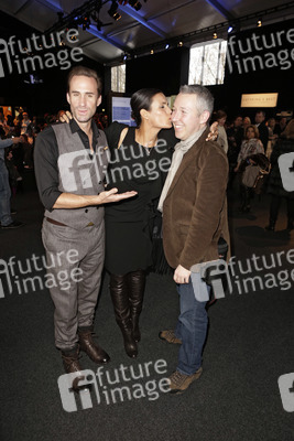 Joseph Fiennes, Maria Dolores Diéguez mit Pressfotografen