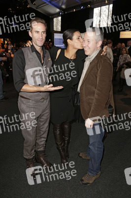 Joseph Fiennes, Maria Dolores Diéguez mit Pressfotografen