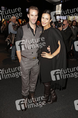 Joseph Fiennes, Maria Dolores Dieguéz