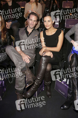 Joseph Fiennes, Maria Dolores Dieguéz