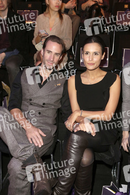 Joseph Fiennes, Maria Dolores Dieguéz