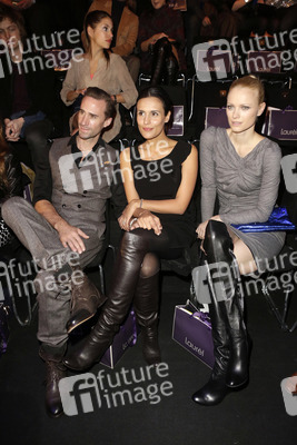 Joseph Fiennes, Maria Dolores Dieguéz