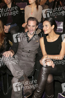 Joseph Fiennes, Maria Dolores Dieguéz