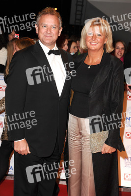 Hugh Bonneville mit Begleitung