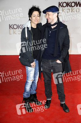 Dunja Hayali mit Begleitung