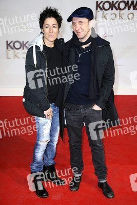 Dunja Hayali mit Begleitung