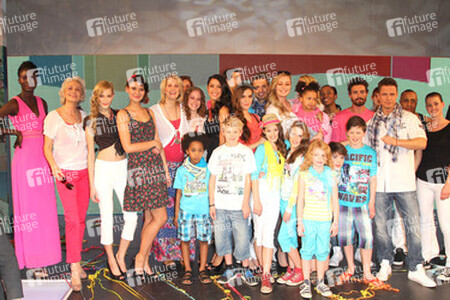 Dji Dieng, Mandy Bork, Jana Delia Schmidt, Monica Ivancan, Rebeeca Mir und die Models der Ernsting's Family 2013