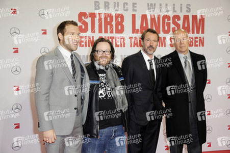 Bruce Willis, Jai Courtney, Sebastian Koch, John Moore