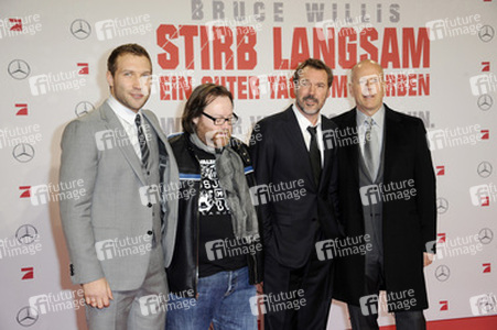 Bruce Willis, Jai Courtney, Sebastian Koch, John Moore