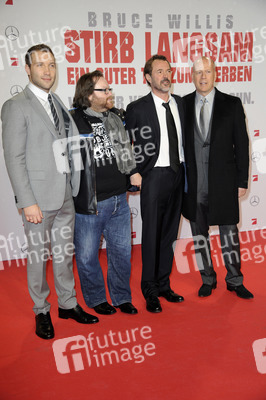 Bruce Willis, Jai Courtney, Sebastian Koch, John Moore