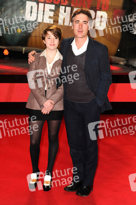 Greg Wise mit Begleitung