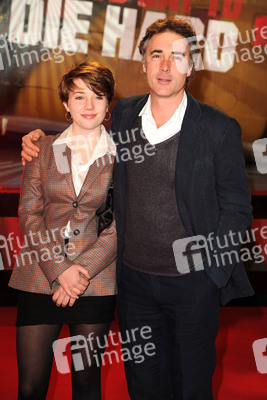 Greg Wise mit Begleitung