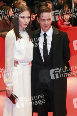 Nora von Waldstätten, Tom Schilling