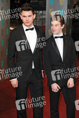 Jeremy Irvine mit Begleitung