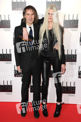 Kristen McMenamy mit Begleitung