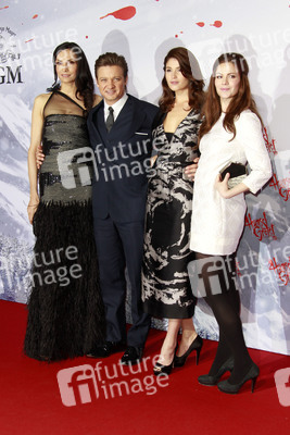Famke Janssen, Jeremy Renner, Gemma Arterton, Pihla Viitala