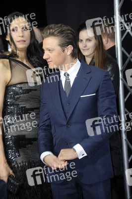 Famke Janssen, Jeremy Renner