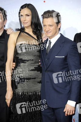 Famke Janssen, Jeremy Renner