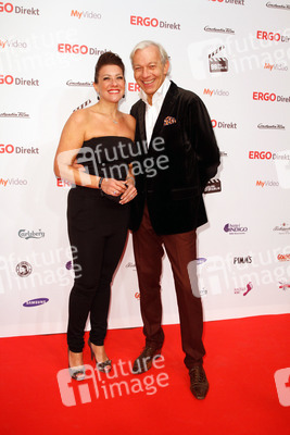 Jo Groebel mit Begleitung