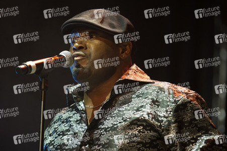 Claude Woods (Earth Wind & Fire Experience feat. Al McKay Allstars)