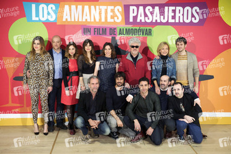 stehend: Pepa Charro, Jose Luis Torrijo, Laya Marti, Blanca Suárez, Lola Duenas, Pedro Almodóvar, Cecilia Roth, Raúl Arévalo und hockend: Guillermo Toledo, Hugo Silva, Miguel Ángel Silvestre, Javier Cámara und Carlos Areces
