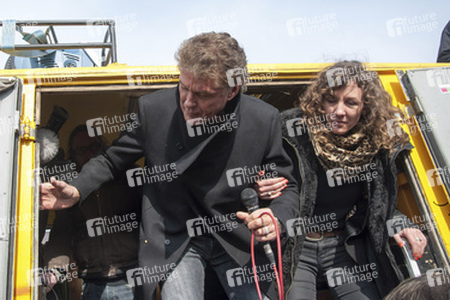 David Hasselhoff protestiert gegen Abbau der Berliner Mauer