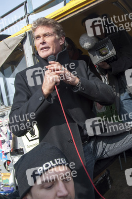 David Hasselhoff protestiert gegen Abbau der Berliner Mauer